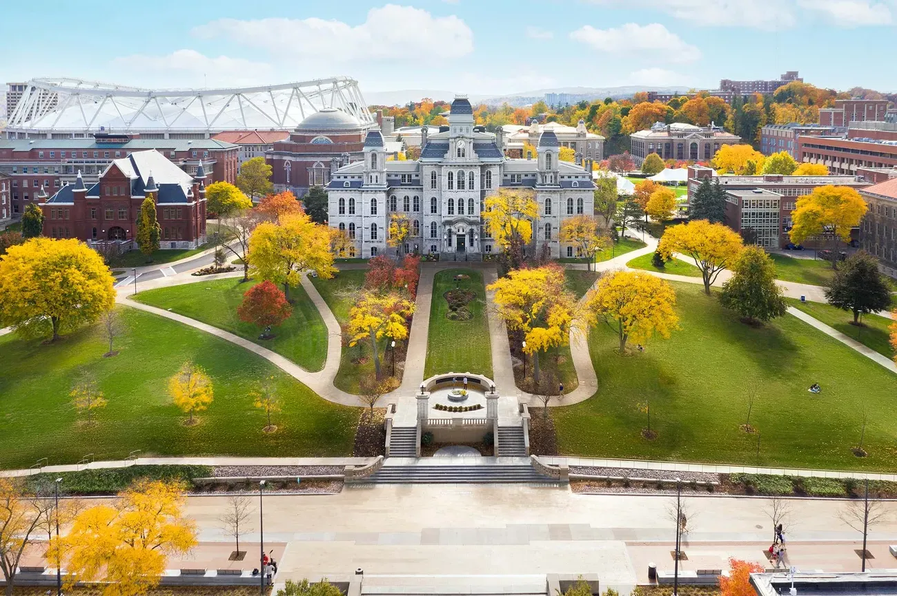 Overhead photo of campus features the Hall of Langu年龄s.